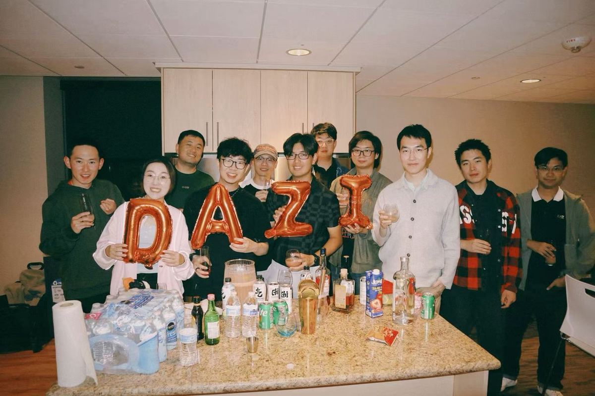 Group holding DAZI balloon letters