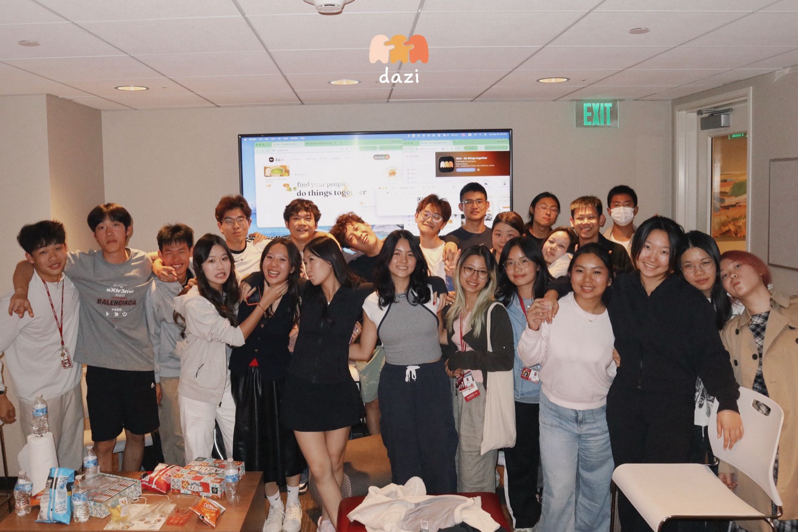 A full room at a dazi event, the site and App Store listing on screen